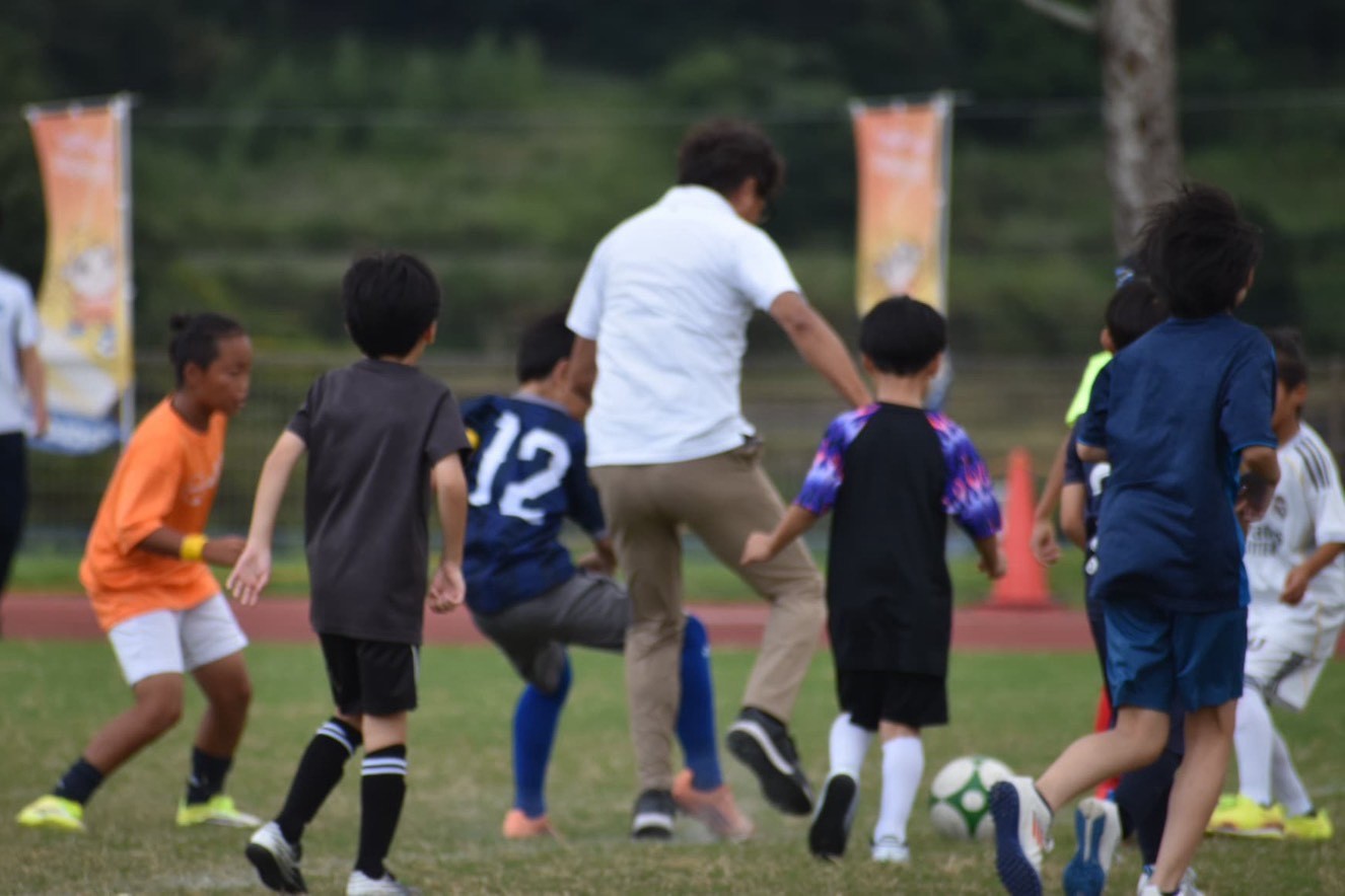 こどもとサッカーを楽しむ町長