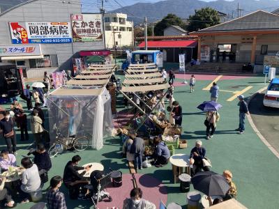 多くの人で賑わう様子