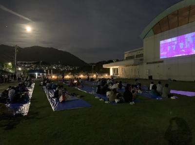 芝生の上で自由に映画を見る様子