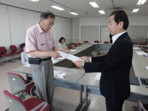 (左)西山支部長 (右)原田副町長