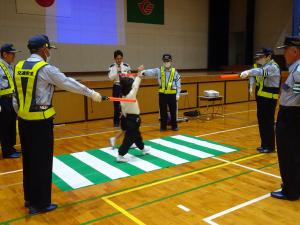 横断歩道を渡る１年生