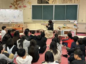 絵本の読み聞かせ