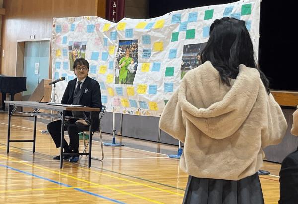 町長が小学生のインタビューを受けている画像(1)